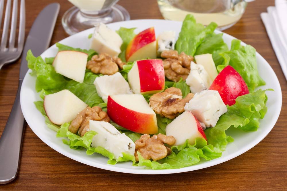 طريقة عمل سلطة التفاح بالجبنة الريكفورد