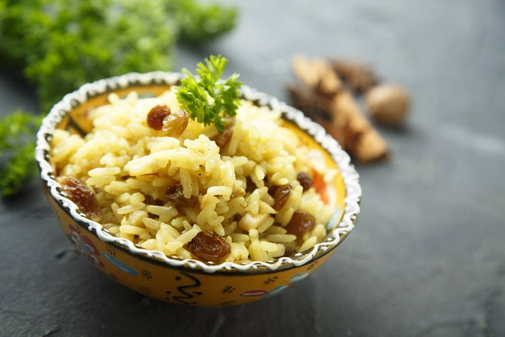 طريقة عمل أرز بالزبيب والكاري
