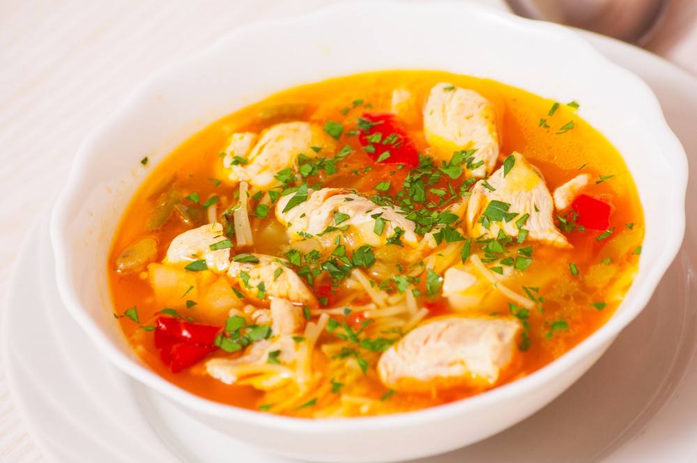 طريقة عمل شوربة الشعيرية بقطع الدجاج الحارة
