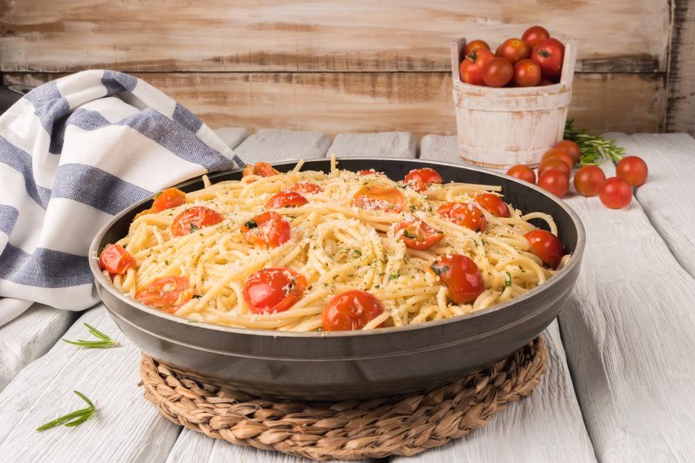 مكرونة اسباجتي بالطماطم والبارميزان .. سريعة التحضير