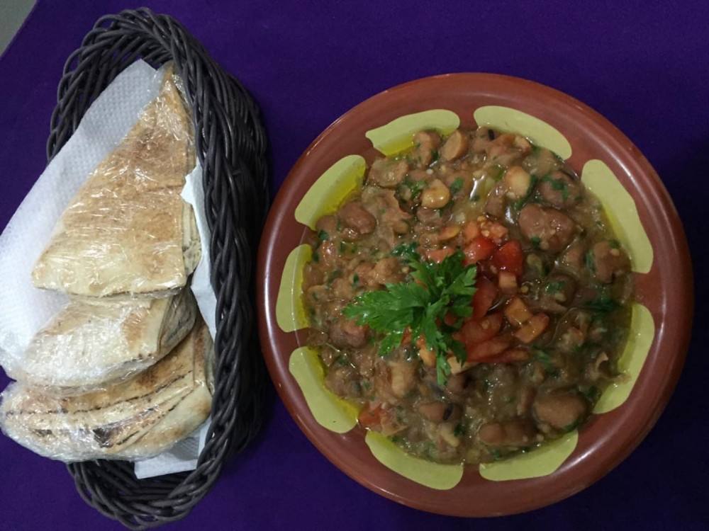 طريقة عمل الفول بالبصل و الفلفل الحار