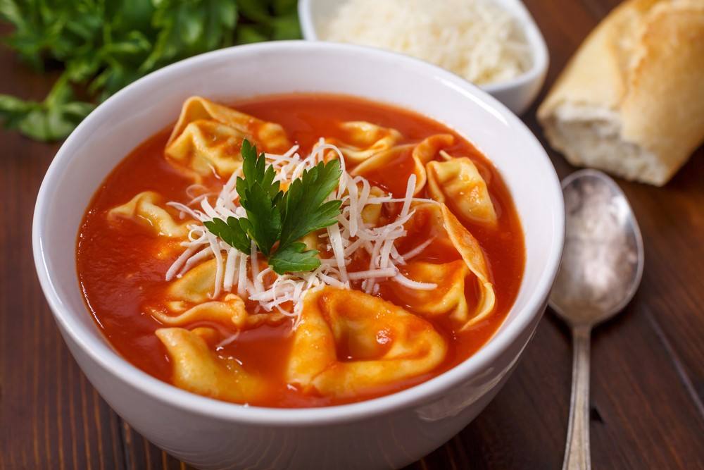 طريقة عمل شوربة الطماطم بالجبن