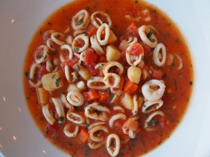 طريقة عمل شوربة الكلماري بالخضار