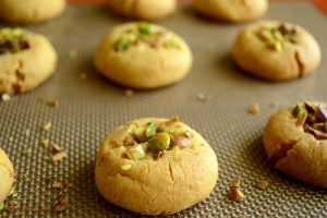 طريقة عمل الغريبة بالفستق الحلبي
