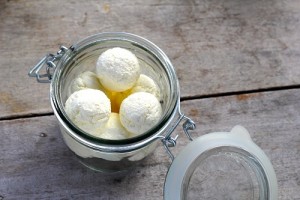 لبنة مدعبلة سورية بالزيت على اصولها