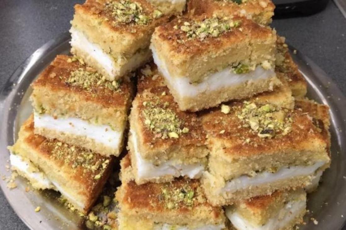 معمول مد بالقشطة والفستق الحلبي