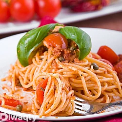 طريقة عمل باستا التونة والطماطم الشيري
