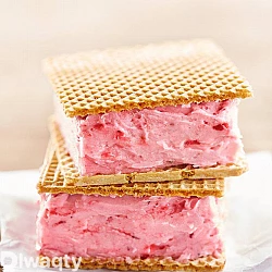 طريقة عمل ساندويتش آيس كريم التوت المشكل