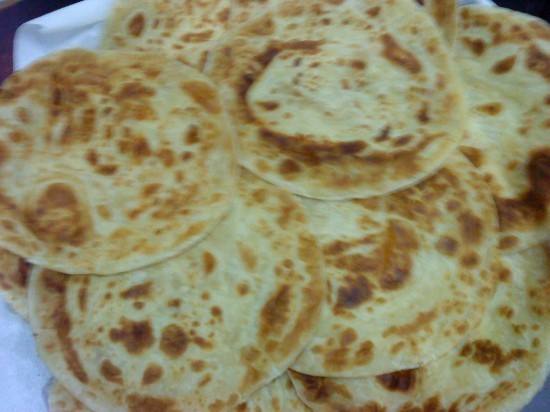 خبز الجباتي أو تشباتي بالطريقة العمانية