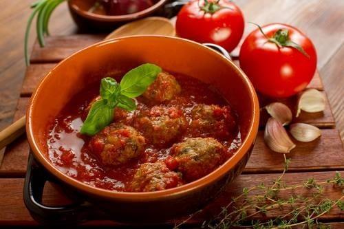 طريقة عمل كرات اللحم بالطماطم