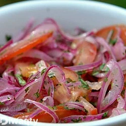 سلطة الطماطم والبصل 