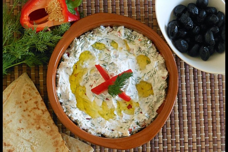 اللبنة بالشبت والفلفل لفطور خفيف وصحي
