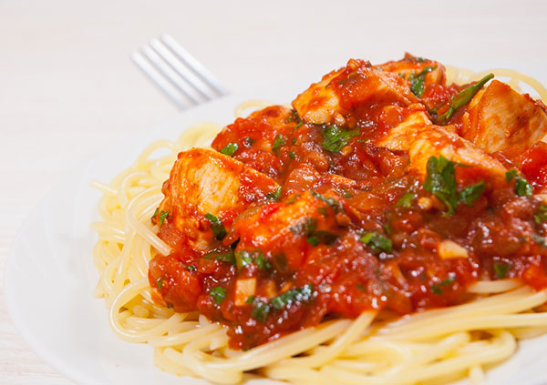 سباغيتي بالدجاج.. سهل وغني