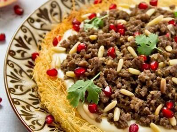 كنافة باللحم المفروم وصلصة البشاميل