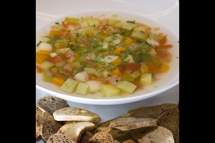 شوربة الخضر .. صحية ولذيذة