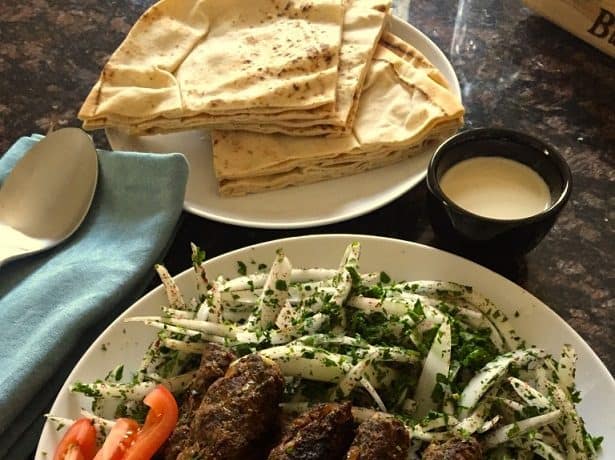 كفتة مشوية مع سلطة الطحينة