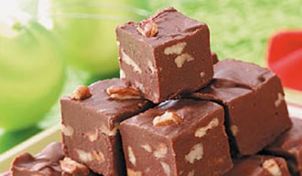 10 وصفات لمحبى فادج المكسرات