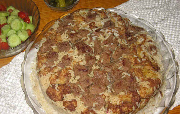 مقلوبة اللحم والزهرة