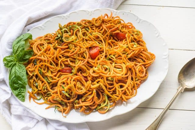 نودلز الخضار بصوص البيستو