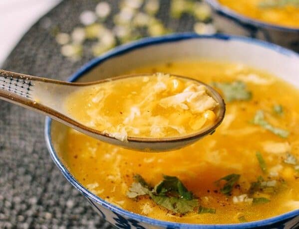 شوربة الدجاج بالذرة والبيض
