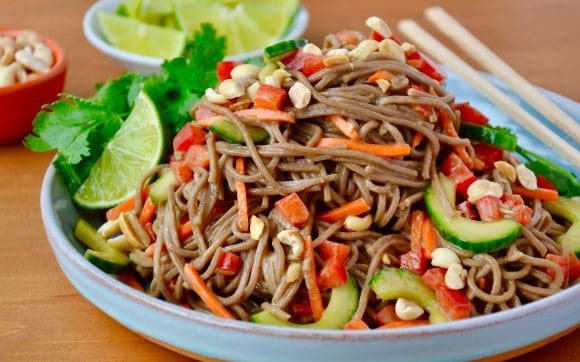 سلطة نودلز سوبا