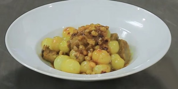 طريقة عمل اللحم بالبصل والزبيب