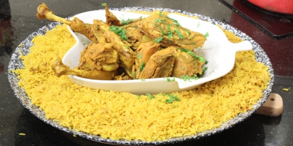 طريقة عمل أرز أصفر بالدجاج