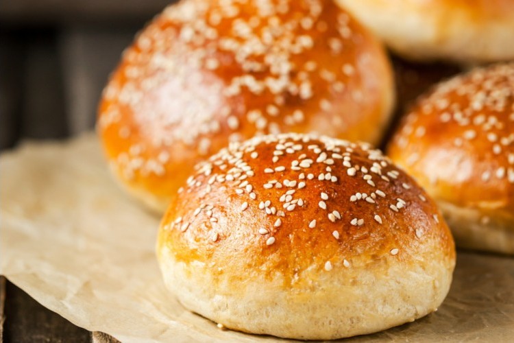 خبز البرجر بالدقيق الأسمر