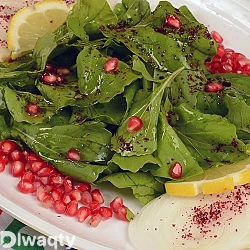 طريقة عمل سلطة الجرجير بالفراولة ودبس الرمان