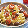 مكرونة بالطماطم الكرزية والريحان
