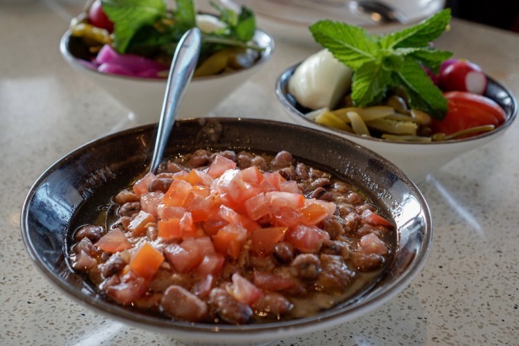 فول مدمس بالطحينة للسحور