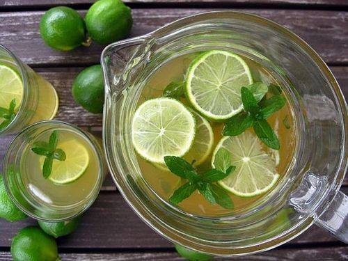 الشاي الأخضر المثلج