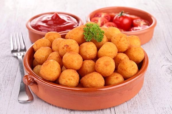 طريقة عمل كرات البطاطس بالجبن القشقوان
