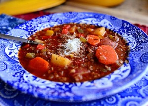 طريقة عمل شوربة الخضار باللحم المفروم