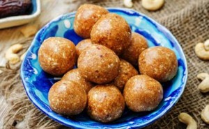 طريقة عمل حلى كرات التمر بالكاجو