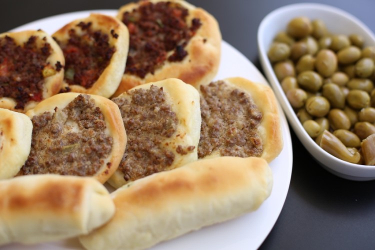 عجينة عيش باللحم