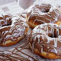 دونات شوكولاتة بني