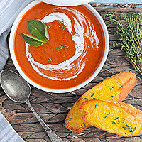 شوربة طماطم بالريحان