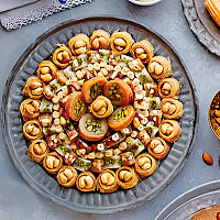 طبق حلويات شرقية