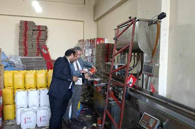 ضبط مصنع يقوم بإعادة تعبئة زيوت السيارات ووضع أسماء علامات تجارية شهيرة عليها