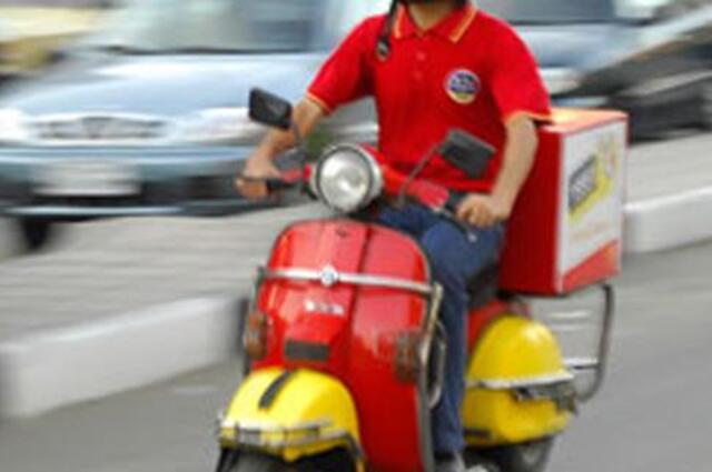 خبير: انتشار الدراجات النارية لارتفاع أسعار السيارات وتضخم مشكلة سائقي الدليفري