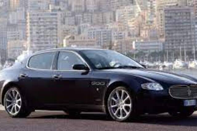 سيارات فاخرة ومتنوعة في مزاد جمارك مطار القاهرة