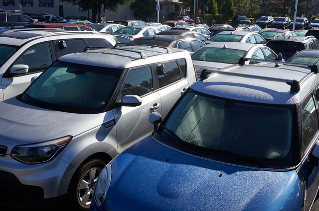 أسعار السيارات المستعملة تنخفض عالمياً وترتفع محلياً