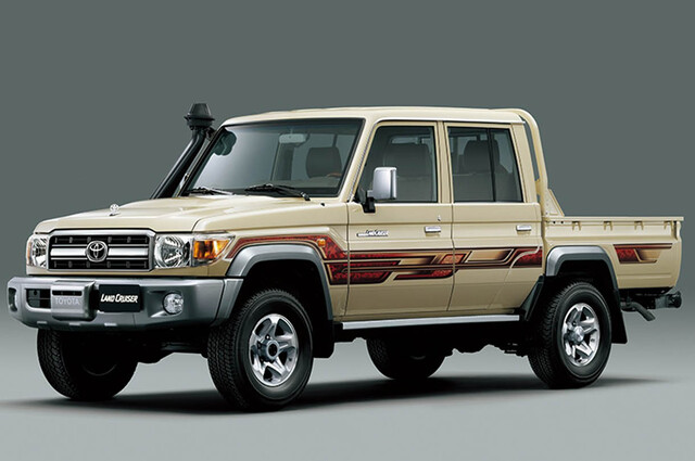 تويوتا لاندكروزر بيك أب ونيسان صني بمزادات الاسكندرية والعلمين