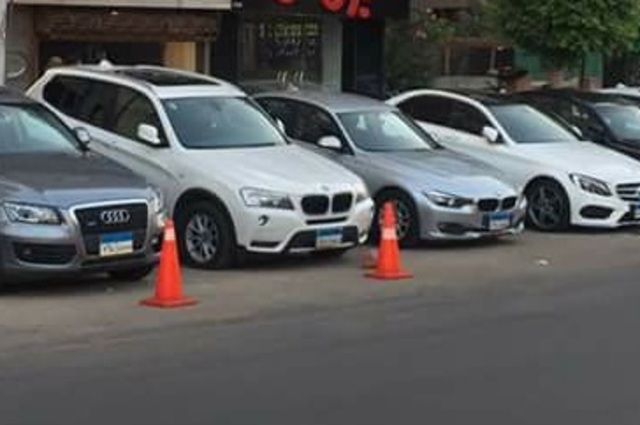 ضبط معرض سيارات في النزهة وتحرير مخالفتين