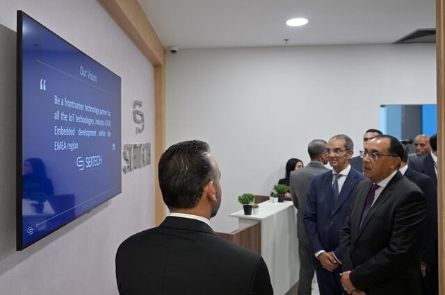 رئيس الوزراء يزور شركة سايتك الرائدة في تطوير الأجهزة والبرامج المدمجة لصناعة السيارات