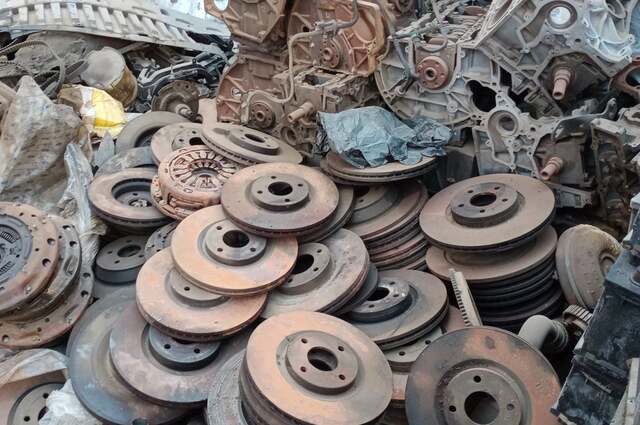 قطع غيار وإطارات سيارات بمزاد الهيئة العربية للتصنيع