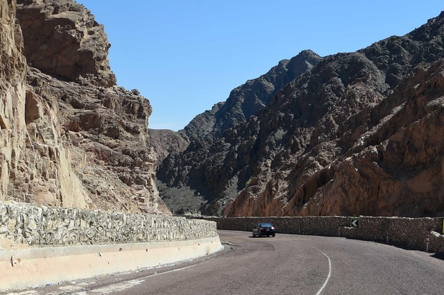 تعرفوا على أعمال تطوير ورفع كفاءة طريق دهب نويبع