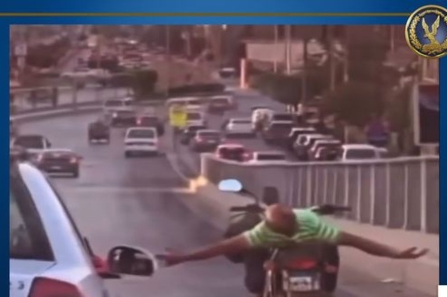 ضبط قائد دراجة نارية للاستعراض وسيارة لطمس اللوحات 