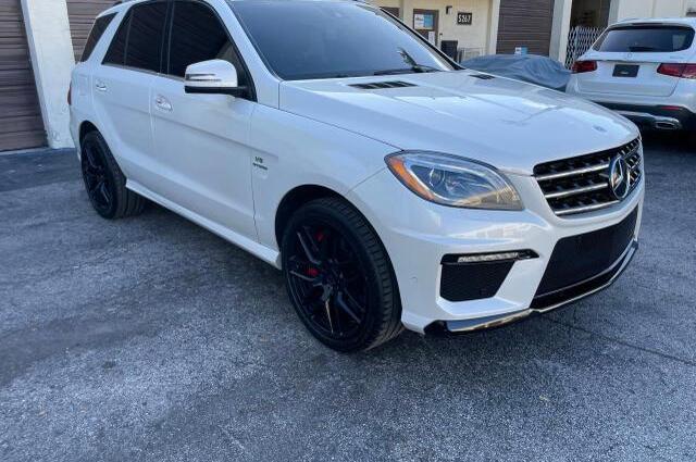 سيارة واحدة مرسيدس و3 فسبا بمزاد سيارات جمرك الدخيلة